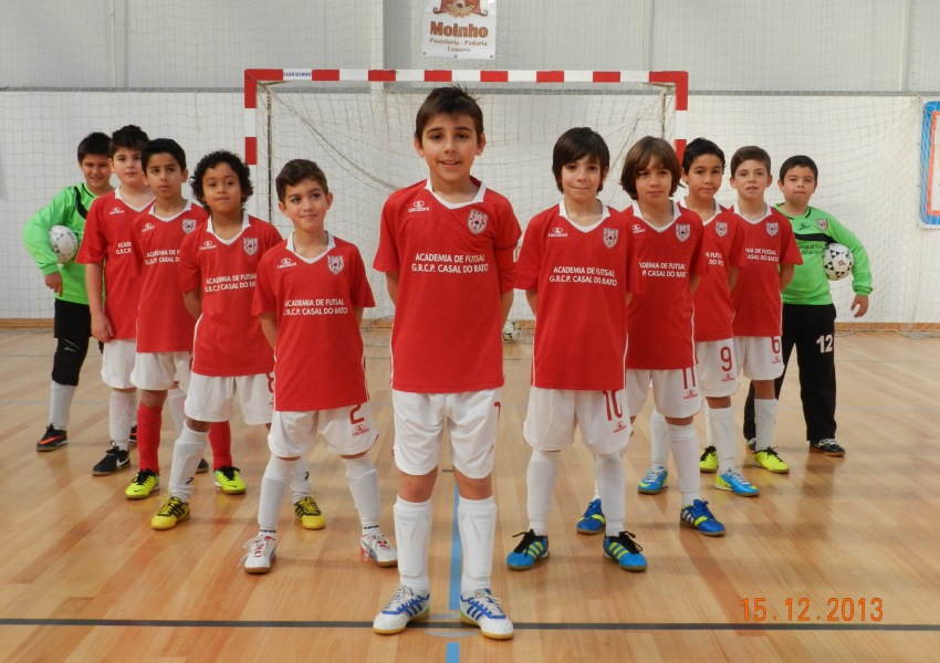 <i>Formação da equipa de futsal Benjamins 2013/14 © por GRCP Casal do Rato</a></i>