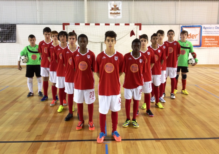 <i>Formação da equipa de futsal Iniciados 2013/14 © por GRCP Casal do Rato</a></i>