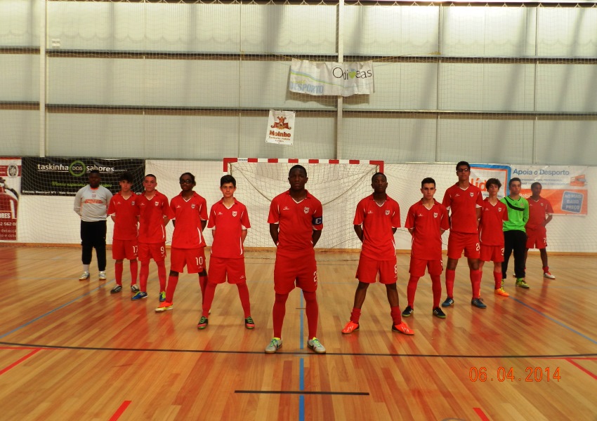 <i>Formação da equipa de futsal Juvenis 2013/14 © por GRCP Casal do Rato</a></i>