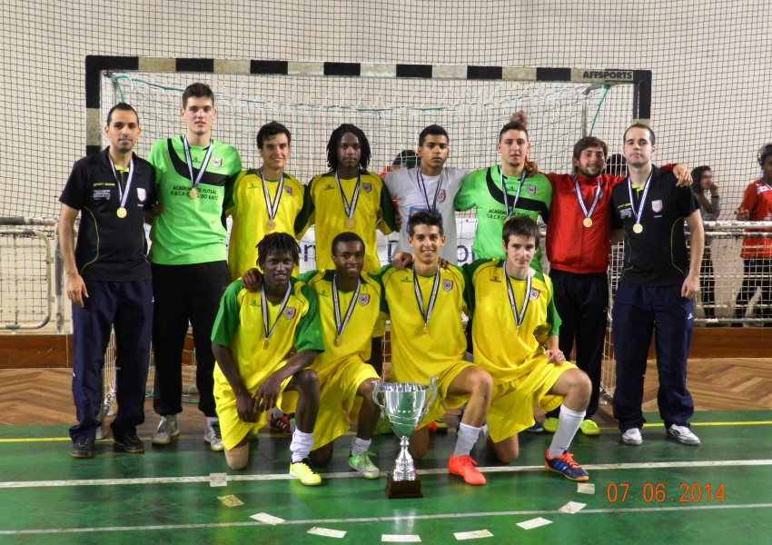 <i>Formação da equipa de futsal Juniores 2013/14 © por GRCP Casal do Rato</a></i>