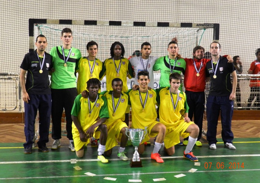 <i>Formação da equipa de futsal Juniores 2013/14 © por GRCP Casal do Rato</a></i>